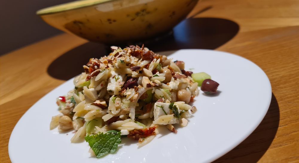 Risoni Salat mit Feta &amp; Kichererbsen - Cocina Feliz